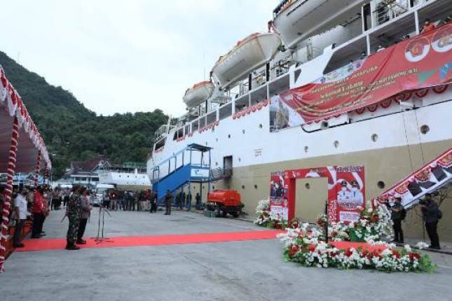 Panglima TNI Marsekal Hadi Tjahjanto Tinjau Isoter Terapung KM. Tidar di Jayapura
