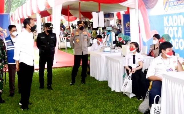 Tinjau Kegiatan Vaksinasi Kolaborasi Kebangsaan, Jokowi: Mari Kita Sukseskan Program Vaksinasi Nasional 
