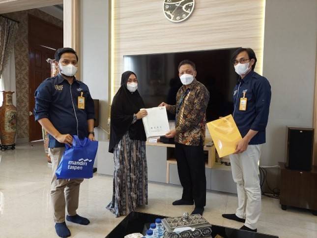 Bank Mandiri Taspen Serahkan Santunan ke Ahli Waris Mantan Bupati Bekasi