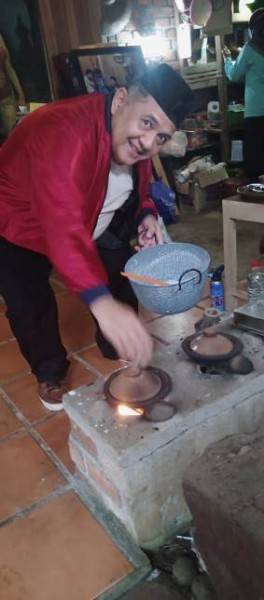 Komedian Harry De Fretes Jualan Serabi ?