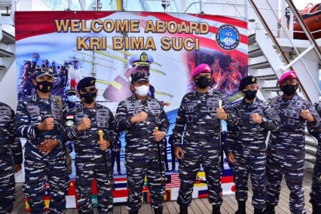 Komandan Pasmar 3 Brigjen TNI (Mar) Y. Rudy Sulistyanto Beri Pengarahan Taruna AAL di Raja Ampat