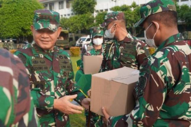 Pangkostrad Letjen TNI Dudung Donasikan Sembako kepada Prajurit dan PNS di Markas Kostrad