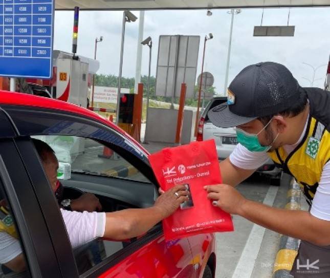Hutama Karya Bagikan Bingkisan Terkait Hari Pelanggan Nasional
