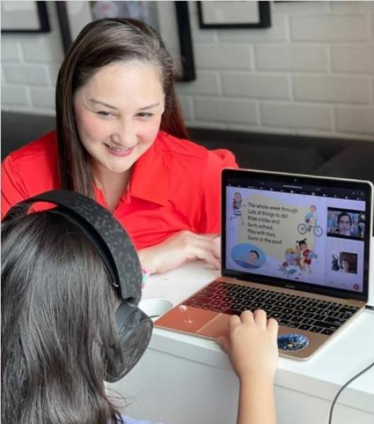 Mona Ratuliu Ajarkan Anak Memanfaatkan Internet dengan Positif
