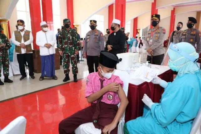 Panglima TNI Tjahjanto Marsekal Hadi Tinjau Vaksinasi Pelajar dan Santri Di Malang