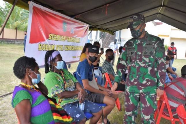 Pangdam XVII Cenderawasih Mayjen TNI Ignatius Tinjau Langsung Serbuan Vaksinasi di Kab. Keerom