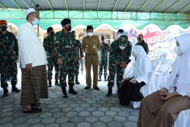 Panglima TNI Marsekal Hadi Tjahjanto Ingatkan Santri dan Masyarakat Tetap Pakai Masker serta Disiplin Prokes  