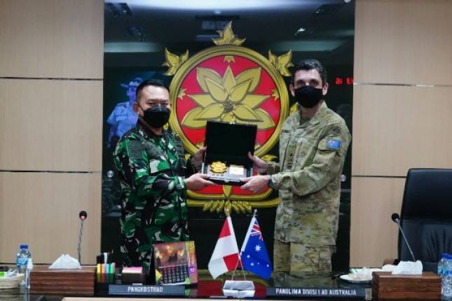 Pangkostrad Letjen TNI Dudung Abdurachman Terima Kunjungan Panglima Divisi 1 AD Australia 