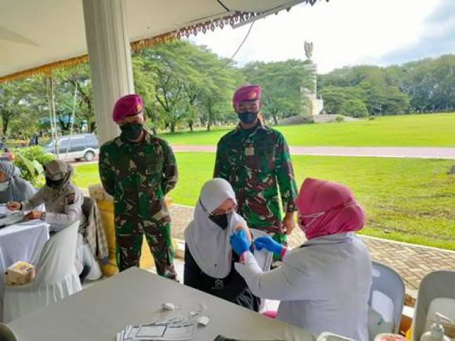 Prajurit Yonif 8 Marinir Dukung Vaksinasi di Langkat Sumatera Utara