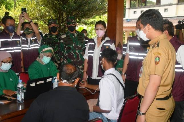 Pangkogabwilhan II  Marsdya TNI Imran Baidirus Tinjau Serbuan Vaksinasi Massal Di Solo