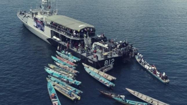 Gak Nyangka! 100 Perahu Nelayan Kepung Kapal Perang TNI AL, KRI Kerapu-812 di Perairan Laut Sorong...