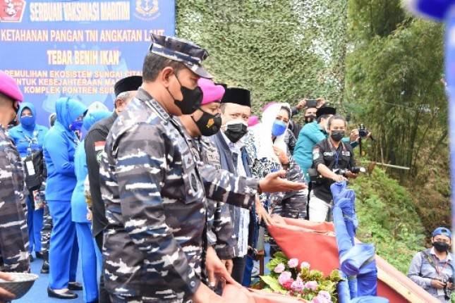 KASAL Yudo Bersama Dankormar Sebar 15.000 Bibit Ikan di Sungai Citanduy Tasikmalaya