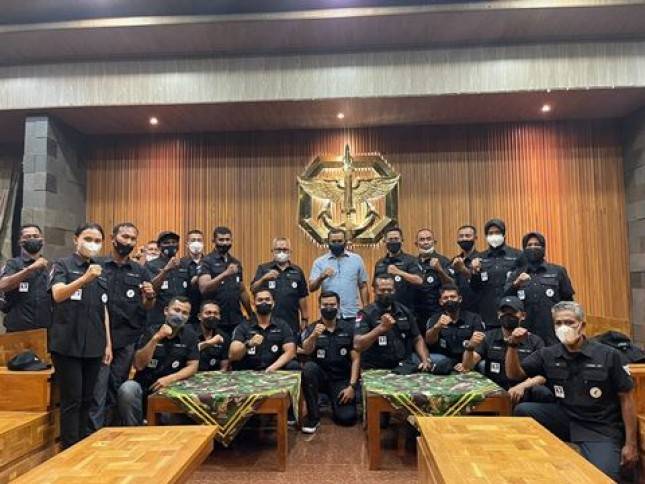 Danjen Kopassus Mayjen TNI Mohammad Hasan Semangati Atlet Terjun Payung Papua Barat