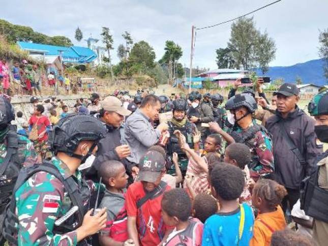 Pangdam IX/Udayana Mayjen TNI Maruli Simanjuntak Kunjungi Prajurit di Daerah Rawan Konflik