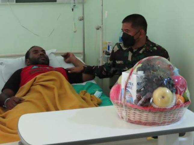 Danrem Brigjen Bangun Nawoko  Jenguk Anggota dan Keluarga Yang Sakit di Timika  