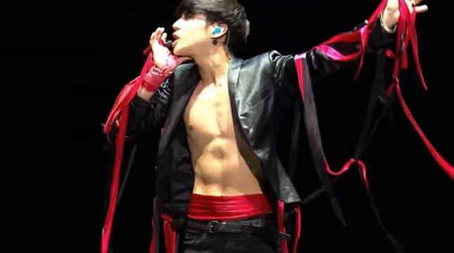 Taemin Pamer Abs di Perhelatan MAMA 2016