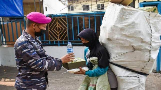  Prajurit Batalyon Infanteri 2 Marinir Bagikan Nasi Box 