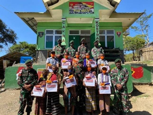 Satgas Yonarmed 6 Kostrad Bagikan Sembako di Perbatasan RI-RDTL 