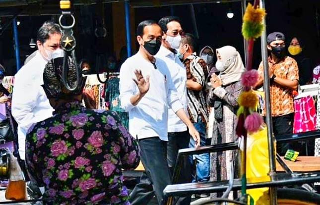Kemarin di Bali, Hari Ini Jokowi Bagi-bagi BLT untuk PKL di Jogja! Warganet Salut: Luar Biasa, Presiden Gak Ada Capeknya...