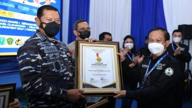   KASAL Laksamana TNI Yudo Raih Penghargaan Tokoh Penjaga Kedaulatan Maritim
