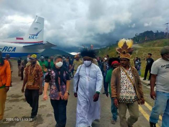 Sekjen KWI Mgr Antonius Disambut Meriah di Intan Jaya dalam Rangka Tabisan 3 Imam Baru