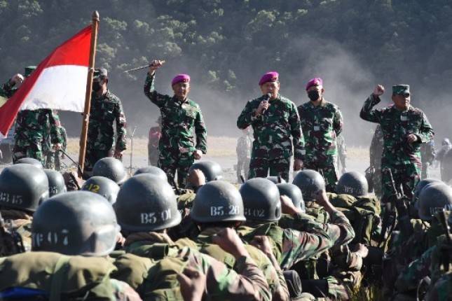 KASAL Laksamana Yudo dan Dankormar Sebrangi Pautan Pasir Gunung Bromo