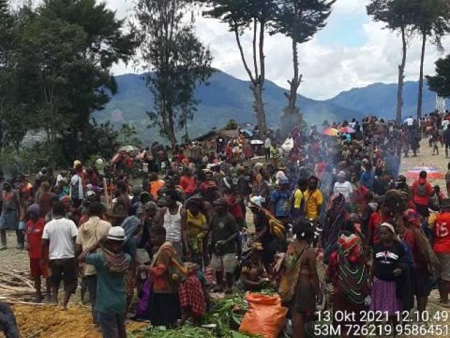 Ribuan Warga Intan Jaya Pesta Bakar Batu, Wujud Syukur Pentahbisan Tiga Putra Papua Jadi Imam