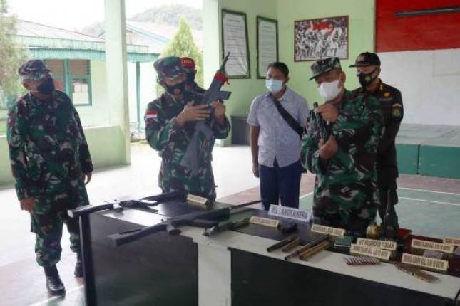 Danrem 173/PVB  Brigjen TNI Iwan Setiawan Terima Penyerahan 6 Pucuk Senjata Api Rakitan dari KST Yapen  