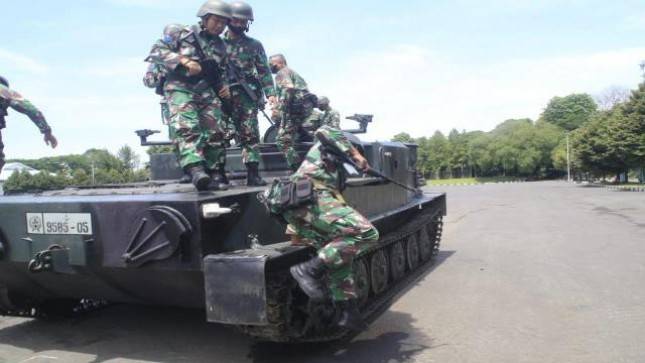  Prajurit Yonif 6 Marinir Cilandak Berlatih Peran Peninggalan Kendaraan Tempur