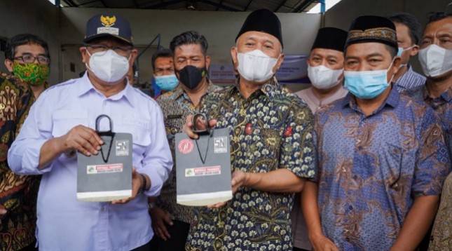 Kantongi Sertifikat SNI, MenkopUKM Luncurkan Cangkul Merah Putih