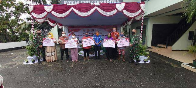 Kodim 1701/Jayapura Beri Bantuan Tunai Kepada Pedagang Kaki Lima dan Warung