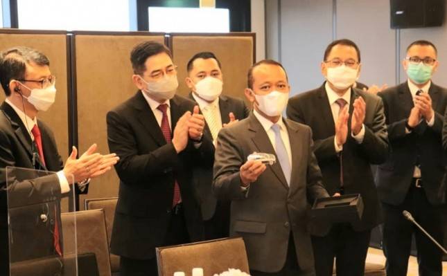 Terbang ke Taiwan, Menteri Bahlil Rayu Bos Foxconn Bangun Pabrik Kendaraan Listrik di RI