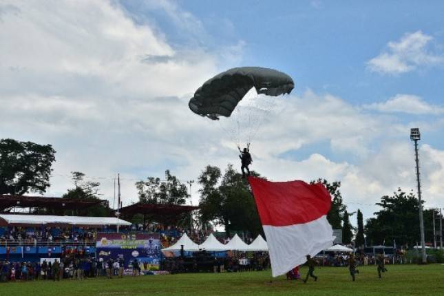 Atraksi Terjun Payung Pajurit Marinir Intai Amfibi di Diabo Singkep Riau