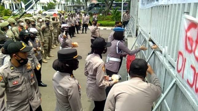 Aksi Humanis Polwan Polres Karawang Bagikan Minum dan Roti kepada Pendemo