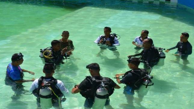 Prajurit Lantamal X Papua Tingkatka Kemampuan Menyelam