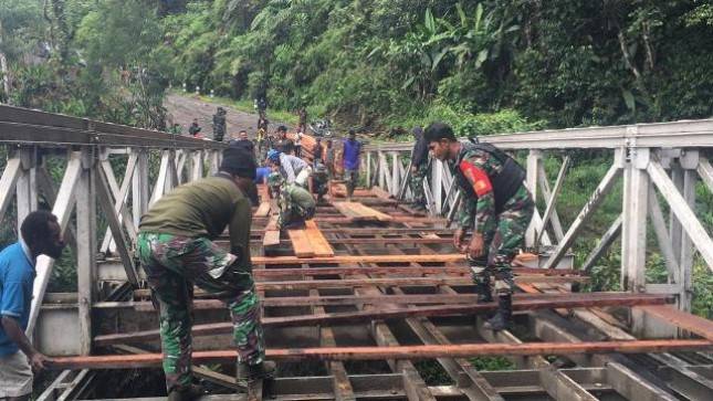 Aksi Cepat Satuan TNI Trampil Perbaiki Jembatan di Yalimo Papua, Tingkatkan Perekonomian Masyarakat 