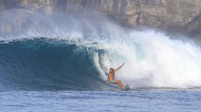 Sumba Jadi Tempat Favorit Bagi Para Peselancar