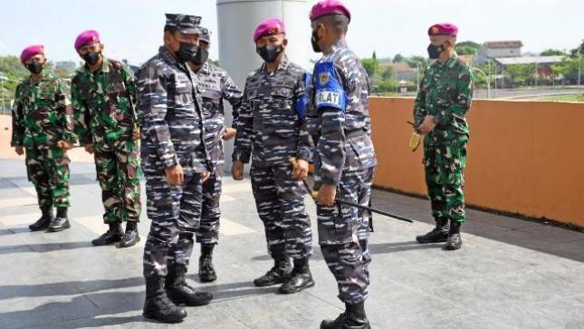 WAKASAL Laksamana Madya TNI Ahmadi Heri Tinjau Latihan Pertempuran Kota  Korps Marinir