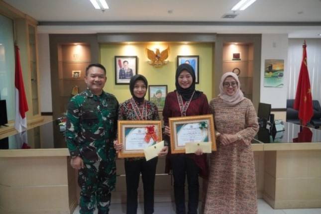 Pangkostrad Letjen Dudung Abdurachman Berikan Piagam Penghargaan Kepada Anggota Persit Kostrad yang Berprestasi Pada PON XX