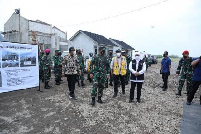 Panglima TNI Marsekal Hadi Tjahjanto Serahkan Perumahan Pahlawan Bagi Ahli Waris Prajurit Nanggala-402