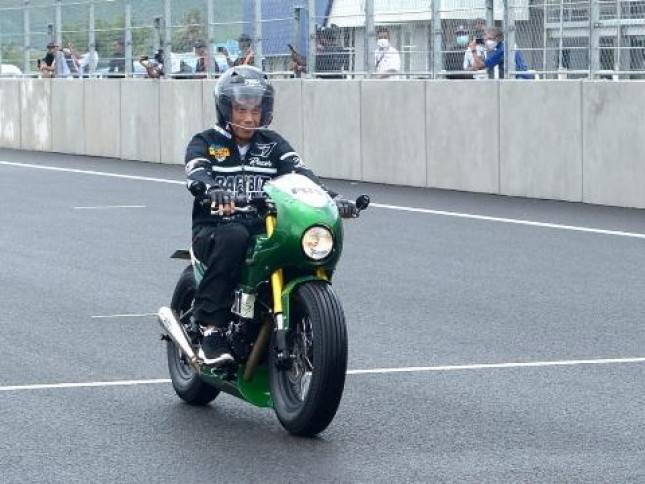 Berpenampilan Ala Pembalap, Presiden Jokowi dan Bamsoet Coba Pertamina Mandalika International Street Circuit 
