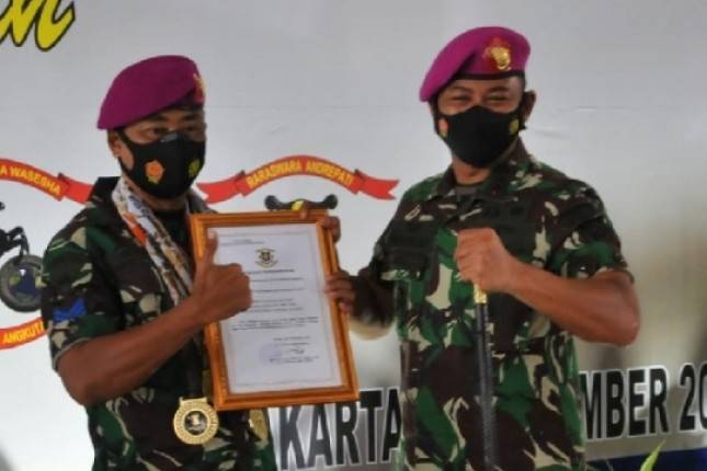 Danlanmar Jakarta Kolonel Mar Arief Berikan Penghargaan Kepada Atlet Peraih Medali Emas Peparnas XVl Papua