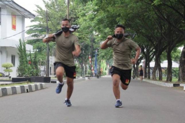 Prajurit Petarung Yonkapa 1 Mar Tingkatkan Ketahanan Fisik dengan Lari Senjata