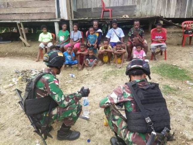 Satgas Pamtas Yonif 126 KC Sosialisasi Pembuatan Perangkap Nyamuk Sederhana di Perbatasan RI-PNG