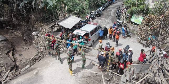 985 Personel Gabungan TNI dan POLRI  Lakukan Operasi Penanganan Darurat Paska Erupsi Semeru