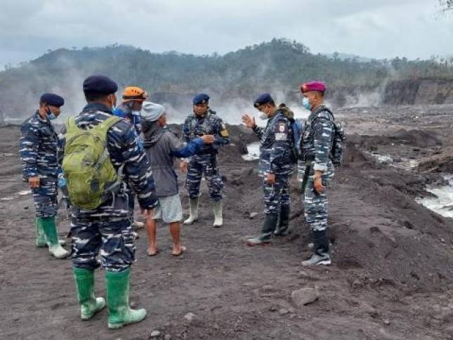 TNI AL dan SAR Gabungan Terus Laksanakan Pencariaan Korban Erupsi Semeru Lumajang