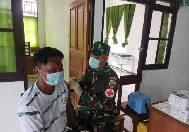 Bersama Nakes, Prajurit Satgas Yonif 126/KC Bantu Vaksinasi Massal di Perbatasan