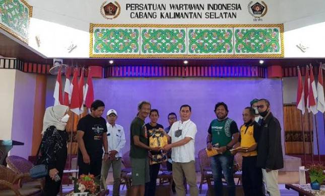 Sambangi Pasar Terapung Banjarmasin, Tim JKW PWI Disambut Pantun