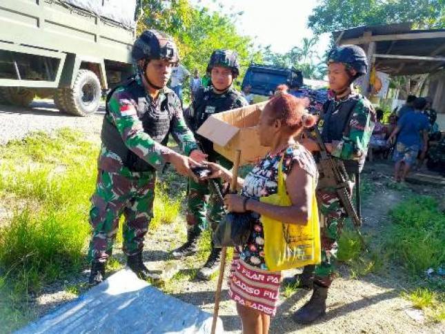 Satgas Pamtas Yonif 126 KC Bagikan Pakaian Kepada Masyarakat Perbatasan Papua Sambut Nataru 2021