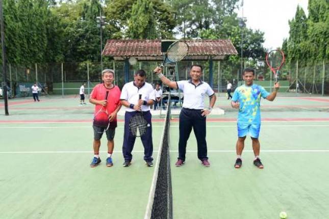Dankormar Mayjen Mar Suhartono dan PJU Kormar Olah Raga Tenis Lapangan  